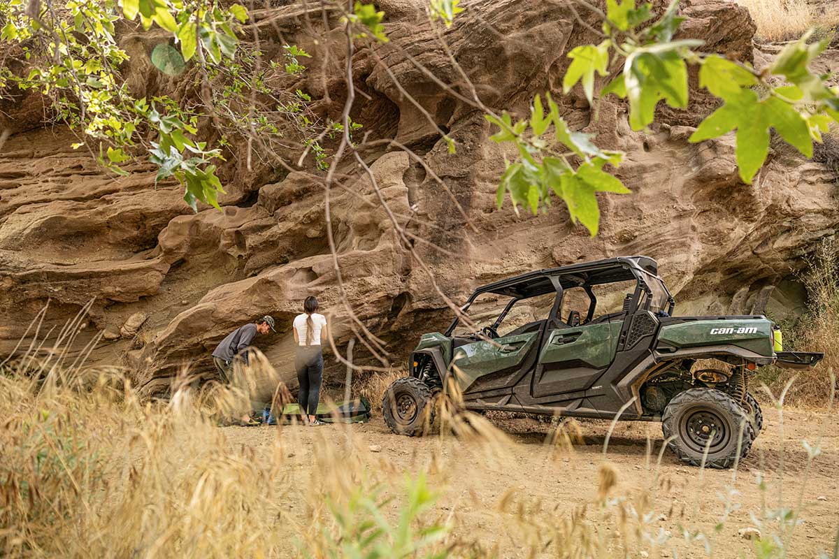 ORV SSV MY24 COM MAX DPS 700 TundraGreen Lifestyle DM1A1345 RGB